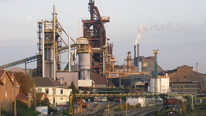 Illustration Gouvernements complices des massacreurs d’emplois